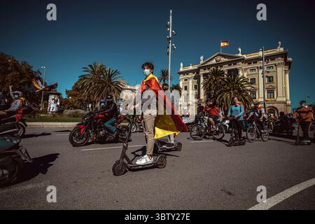 12 ottobre 2020, Barcellona, Catalogna, Spagna: I catalani anti-separatisti ondeggiano le bandiere spagnole mentre guidano attraverso la città protestando contro il movimento indipendentista catalano in occasione della giornata nazionale spagnola. (Immagine di credito: © Matthias Oesterle/ZUMA Wire) Foto Stock