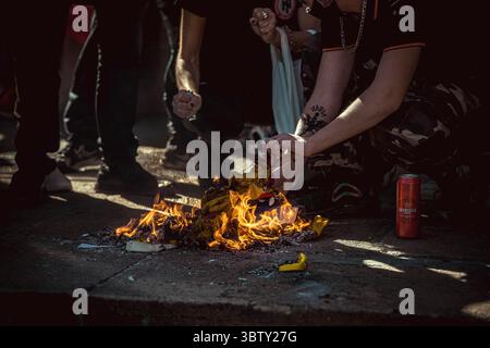 12 ottobre 2020, Barcellona, Catalogna, Spagna: I membri del gruppo di estrema destra FNI-PNSOE bruciano bandiere catalane pro-indipendenza al Monumento a Colombo di Barcellona mentre si riuniscono per celebrare la giornata nazionale della Spagna. (Immagine di credito: © Matthias Oesterle/ZUMA Wire) Foto Stock