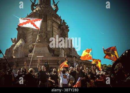12 ottobre 2020, Barcellona, Catalogna, Spagna: I membri del gruppo di estrema destra FNI-PNSOE bruciano bandiere catalane pro-indipendenza al Monumento a Colombo di Barcellona mentre si riuniscono per celebrare la giornata nazionale della Spagna. (Immagine di credito: © Matthias Oesterle/ZUMA Wire) Foto Stock