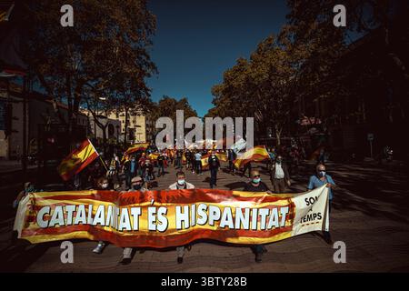 12 ottobre 2020, Barcellona, Catalogna, Spagna: I catalani anti-separatisti sventolano le bandiere spagnole mentre marciano dietro il loro vessillo attraverso la città di Barcellona per protestare per l'indivisibilità della Spagna e contro il movimento indipendentista catalano in occasione della giornata nazionale spagnola (Credit Image: © Matthias Oesterle/ZUMA Wire) Foto Stock
