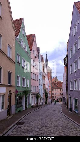 Strada verticale in Germania in Baviera con case colorate, terreni montuosi, Landsberg. Foto di alta qualità Foto Stock