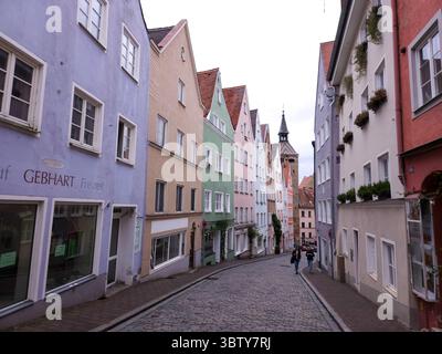 Strada orizzontale in Germania in Baviera con case colorate, terreni montuosi, Landsberg. Foto di alta qualità Foto Stock