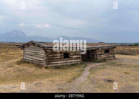 18 settembre 2020, Grand Teton National Park, Wyoming, Stati Uniti: La vecchia capanna storica del ranch di Cunningham nel Grand Teton National Park fu costruita su tronchi da J.P Cunningham nel 1888. Dietro c'è il Monte Moran e la catena montuosa Teton. (Immagine di credito: © Jon G. Fuller/VW Pics tramite filo ZUMA) Foto Stock