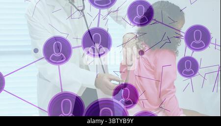 Medico esaminatore posizionamento dello stetoscopio sulla schiena del paziente con un maglione rosa in clinica, con rivestimento viola Foto Stock