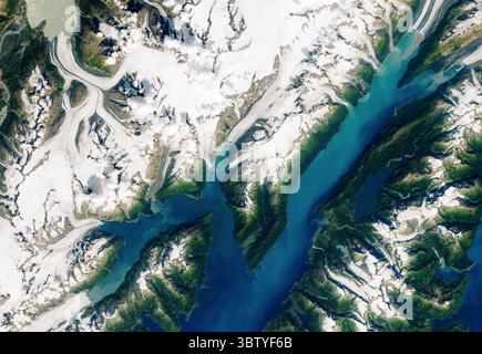 6 ottobre 2020 - Alaska, USA - FILE: 24 agosto 2019. Mentre faceva kayak nel fiordo di Barry Arm nel giugno 2019, Valisa Higman, un'artista residente nella Chugach National Forest dell'Alaska, notò alcune strane fratture su una scogliera che si affacciava sul fiordo. Pochi mesi dopo, una ricercatrice dello Stato dell'Ohio stava lavorando a un progetto finanziato dalla NASA per sviluppare nuovi modi per rilevare automaticamente le frane nell'Artico, e stava cercando siti di test per verificare il funzionamento dello strumento. Il suo progetto si avvale di un dataset ad alta risoluzione chiamato ArcticDEM e apprendimento automatico per cercare e segnalare automaticamente la funzione landslid Foto Stock