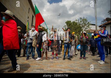 19 ottobre 2020, BogotÃ, Cundinamarca, Colombia: Membri di diverse tribù indigene manifestano in Plaza de Bolivar contro i massacri e l'uccisione di leader sociali, la violenza nei loro terriotori e l'attuazione del processo di pace del 2016, la manifestazione è stata ricevuta dal sindaco della città, Claudia Lopez, il 18 ottobre 2020 a Bogotà, Colombia. (Immagine di credito: © Vwpics/VW Pics tramite cavo ZUMA) Foto Stock