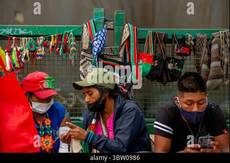 19 ottobre 2020, BogotÃ, Cundinamarca, Colombia: Membri di diverse tribù indigene manifestano in Plaza de Bolivar contro i massacri e l'uccisione di leader sociali, la violenza nei loro terriotori e l'attuazione del processo di pace del 2016, la manifestazione è stata ricevuta dal sindaco della città, Claudia Lopez, il 18 ottobre 2020 a Bogotà, Colombia. (Immagine di credito: © Vwpics/VW Pics tramite cavo ZUMA) Foto Stock