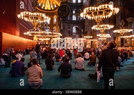18 ottobre 2020, Istanbul, Fatih, Turchia: La gente ha visto pregare nella moschea di Hagia Sophia..a seguito della decisione del Consiglio di Stato turco del 10 luglio, lo status del museo è stato cancellato e trasformato in una moschea. (Immagine di credito: © Resul Kaboglu/SOPA Images via ZUMA Wire) Foto Stock