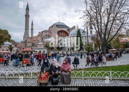 18 ottobre 2020, Istanbul, Fatih, Turchia: Donne turistiche che indossano le maschere mentre sedevano sulla panchina di fronte alla moschea di Santa Sofia..a seguito della decisione del Consiglio di Stato turco del 10 luglio, lo status del museo è stato cancellato e trasformato in una moschea. (Immagine di credito: © Resul Kaboglu/SOPA Images via ZUMA Wire) Foto Stock