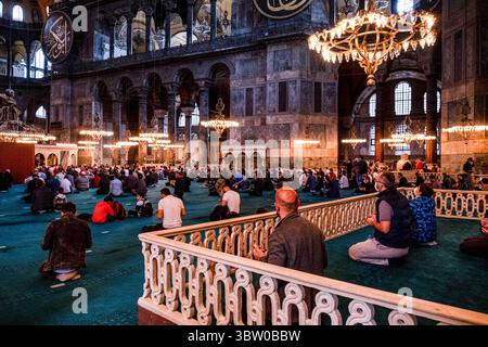 18 ottobre 2020, Istanbul, Fatih, Turchia: La gente ha visto pregare nella moschea di Hagia Sophia..a seguito della decisione del Consiglio di Stato turco del 10 luglio, lo status del museo è stato cancellato e trasformato in una moschea. (Immagine di credito: © Resul Kaboglu/SOPA Images via ZUMA Wire) Foto Stock