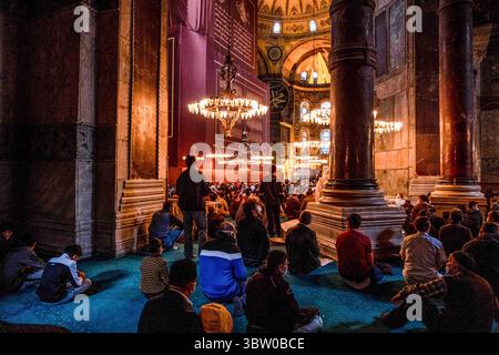 18 ottobre 2020, Istanbul, Fatih, Turchia: Persone che pregano nella moschea di Hagia Sophia..a seguito della decisione del Consiglio di Stato turco del 10 luglio, lo status del museo è stato cancellato e trasformato in una moschea. (Immagine di credito: © Resul Kaboglu/SOPA Images via ZUMA Wire) Foto Stock
