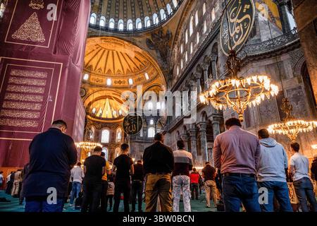 18 ottobre 2020, Istanbul, Fatih, Turchia: La gente ha visto pregare nella moschea di Hagia Sophia..a seguito della decisione del Consiglio di Stato turco del 10 luglio, lo status del museo è stato cancellato e trasformato in una moschea. (Immagine di credito: © Resul Kaboglu/SOPA Images via ZUMA Wire) Foto Stock