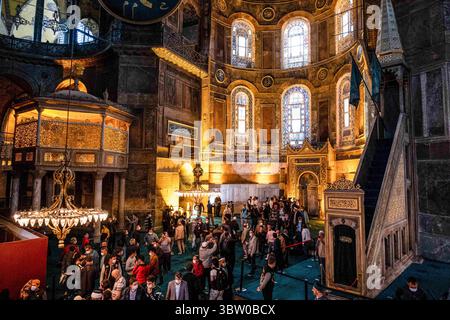 18 ottobre 2020, Istanbul, Fatih, Turchia: Turisti che vengono a visitare la moschea di Hagia Sophia..a seguito della decisione del Consiglio di Stato turco del 10 luglio, lo status del museo è stato cancellato e trasformato in una moschea. (Immagine di credito: © Resul Kaboglu/SOPA Images via ZUMA Wire) Foto Stock