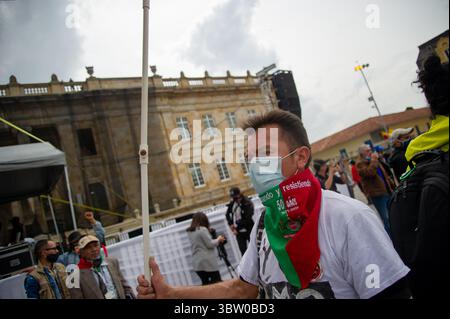 19 ottobre 2020, BogotÃ, Cundinamarca, Colombia: Membri di diverse tribù indigene manifestano in Plaza de Bolivar contro i massacri e l'uccisione di leader sociali, la violenza nei loro terriotori e l'attuazione del processo di pace del 2016, la manifestazione è stata ricevuta dal sindaco della città, Claudia Lopez, il 18 ottobre 2020 a Bogotà, Colombia. (Immagine di credito: © Vwpics/VW Pics tramite cavo ZUMA) Foto Stock