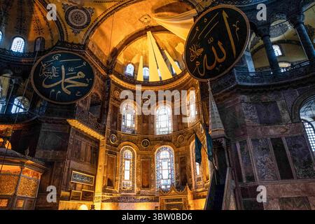 18 ottobre 2020, Istanbul, Fatih, Turchia: Circoli calligrafici alla moschea di Hagia Sophia..a seguito della decisione del Consiglio di Stato turco del 10 luglio, lo status del museo è stato cancellato e trasformato in una moschea. (Immagine di credito: © Resul Kaboglu/SOPA Images via ZUMA Wire) Foto Stock