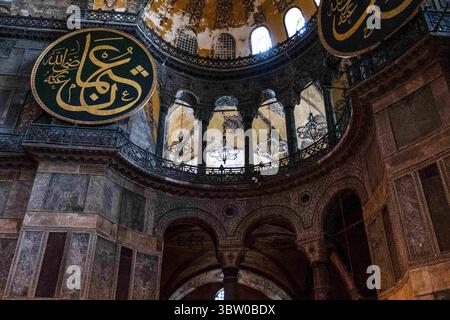 18 ottobre 2020, Istanbul, Fatih, Turchia: Circoli calligrafici alla moschea di Hagia Sophia..a seguito della decisione del Consiglio di Stato turco del 10 luglio, lo status del museo è stato cancellato e trasformato in una moschea. (Immagine di credito: © Resul Kaboglu/SOPA Images via ZUMA Wire) Foto Stock
