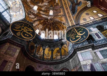 18 ottobre 2020, Istanbul, Fatih, Turchia: Circoli calligrafici alla moschea di Hagia Sophia..a seguito della decisione del Consiglio di Stato turco del 10 luglio, lo status del museo è stato cancellato e trasformato in una moschea. (Immagine di credito: © Resul Kaboglu/SOPA Images via ZUMA Wire) Foto Stock