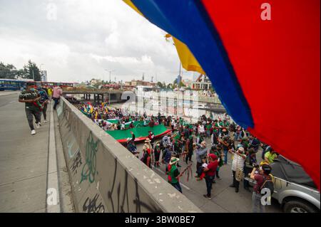 19 ottobre 2020, BogotÃ, Cundinamarca, Colombia: Membri di diverse tribù indigene manifestano in Plaza de Bolivar contro i massacri e l'uccisione di leader sociali, la violenza nei loro terriotori e l'attuazione del processo di pace del 2016, la manifestazione è stata ricevuta dal sindaco della città, Claudia Lopez, il 18 ottobre 2020 a Bogotà, Colombia. (Immagine di credito: © Vwpics/VW Pics tramite cavo ZUMA) Foto Stock