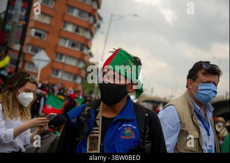 19 ottobre 2020, BogotÃ, Cundinamarca, Colombia: Membri di diverse tribù indigene manifestano in Plaza de Bolivar contro i massacri e l'uccisione di leader sociali, la violenza nei loro terriotori e l'attuazione del processo di pace del 2016, la manifestazione è stata ricevuta dal sindaco della città, Claudia Lopez, il 18 ottobre 2020 a Bogotà, Colombia. (Immagine di credito: © Vwpics/VW Pics tramite cavo ZUMA) Foto Stock