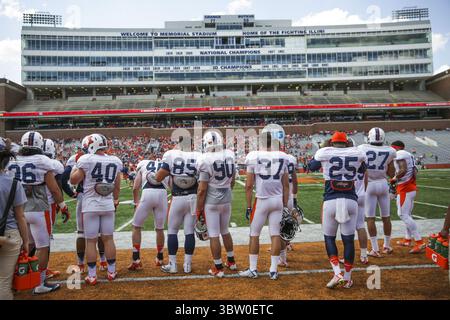 21 ottobre 2020, Chicago, Illinois, Stati Uniti: I membri della squadra di football Illinois Fighting Illini frequentano le esercitazioni al Memorial Stadium nel 2016 a Champaign, Illinois. (Immagine di credito: © TNS via cavo ZUMA) Foto Stock