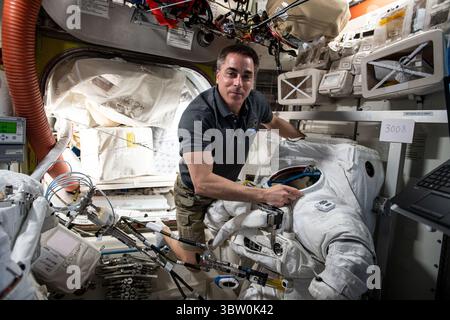 21 ottobre 2020 - Earth Atmosphere - l'astronauta della NASA e il comandante della Expedition 63 Chris Cassidy lavora su una tuta spaziale statunitense all'interno dell'airlock quest della stazione spaziale Internazionale. (Immagine di credito: © NASA/ZUMA Wire/ZUMAPRESS.com) Foto Stock