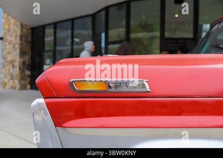 Gatlinburg, Tennessee USA 15 marzo 2022 Un vecchio camion rosso Ford 100 pick-up nel centro di Gatlinburg, Tennessee Foto Stock