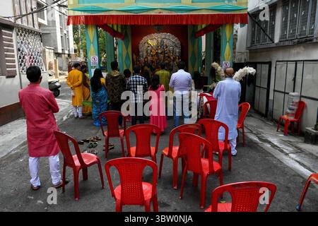 24 ottobre 2020, Kolkata, Bengala Occidentale, India: Una piccola comunità Puja a Kolkata.Durga puja è la festa indù di adorare dieci divinità consegnata Godess Durga sulla sua vittoria su Mahisasura. La festa significa anche la vittoria del bene sul male e il potere di una madre e di una donna su tutto. La fesdtival è iniziata il 22 ottobre e terminerà il 26 dello stesso mese dopo l'immersione degli idoli della dea Durga. (Immagine di credito: © Debarchan Chatterjee/ZUMA Wire) Foto Stock