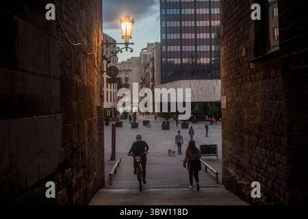 26 ottobre 2020, Barcellona, Catalogna, Spagna: Le persone passano davanti all'ingresso della città vecchia di Barcellona. La Spagna è in un nuovo stato di emergenza con un coprifuoco notturno nel tentativo di frenare le infezioni della seconda ondata di coronavirus. (Immagine di credito: © Jordi Boixareu/ZUMA Wire) Foto Stock