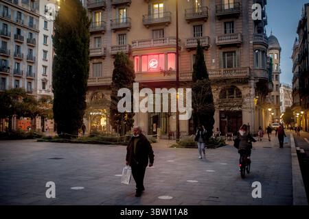 26 ottobre 2020, Barcellona, Catalogna, Spagna: La gente cammina per Barcellona centro. La Spagna è in un nuovo stato di emergenza con un coprifuoco notturno nel tentativo di frenare le infezioni della seconda ondata di coronavirus. (Immagine di credito: © Jordi Boixareu/ZUMA Wire) Foto Stock