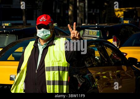 26 ottobre 2020, Barcellona, Catalogna, Spagna: Un tassista protesta contro le più severe misure anti covid attuate dal governo catalano e la mancanza di sovvenzioni pubbliche per la conseguente perdita di reddito (immagine di credito: © Matthias Oesterle/ZUMA Wire) Foto Stock