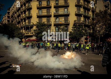 26 ottobre 2020, Barcellona, Catalogna, Spagna: I tassisti protestano contro le più severe misure anti-covid attuate dal governo catalano e la mancanza di sovvenzioni pubbliche per la conseguente perdita di reddito davanti alla delegazione del governo di Barcellona (immagine di credito: © Matthias Oesterle/ZUMA Wire) Foto Stock
