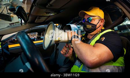 26 ottobre 2020, Barcellona, Catalogna, Spagna: Un tassista protesta contro le più severe misure anti covid attuate dal governo catalano e la mancanza di sovvenzioni pubbliche per la conseguente perdita di reddito (immagine di credito: © Matthias Oesterle/ZUMA Wire) Foto Stock