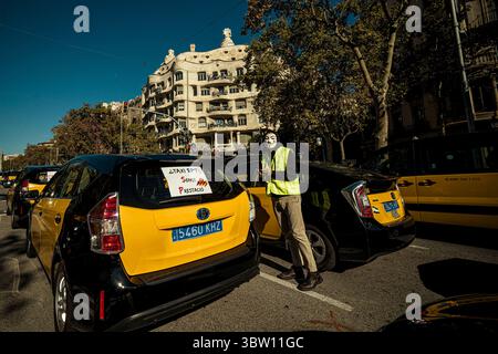 26 ottobre 2020, Barcellona, Catalogna, Spagna: Un tassista che indossa una maschera Guy Fawkes protesta contro le più severe misure anti covid attuate dal governo catalano e la mancanza di sovvenzioni pubbliche per la conseguente perdita di guadagni (immagine di credito: © Matthias Oesterle/ZUMA Wire) Foto Stock