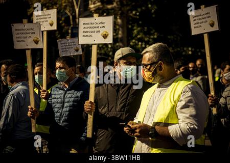 26 ottobre 2020, Barcellona, Catalogna, Spagna: I tassisti protestano contro le più severe misure anti-covid attuate dal governo catalano e la mancanza di sovvenzioni pubbliche per la conseguente perdita di reddito davanti alla delegazione del governo di Barcellona (immagine di credito: © Matthias Oesterle/ZUMA Wire) Foto Stock