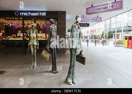 28 ottobre 2020: Melbourne, Australia - 27 ottobre 2020: Bourke St e Swanston St a Melbourne e le famose sculture "tre uomini d'affari che hanno portato il proprio pranzo" durante la pandemia del Coronavirus (Credit Image: © Chris Putnam/ZUMA Wire) Foto Stock