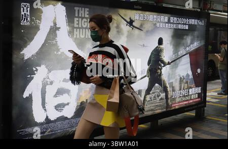 29 ottobre 2020, Hong Kong, CINA: Moda Woman Walk Before Large light box advertising ritardato la premier del film di guerra della Cina continentale THE EIGHT HUNDRED in Hong Kong, un tipico gioco fotografico basato sul fatto storico della dura resistenza della Repubblica di Cina contro l'invasione dell'esercito giapponese e il sacrificio totale di 800 soldati rimasti che hanno combattuto all'ultima resistenza all'invasione della forza giapponese durante LA BATTAGLIA DI SHANGHAI del 1937. L'epica di guerra, L'OTTOCENTO era originariamente prevista per il primo ministro nazionale nel luglio 2019, ma poco prima del primo ministro nel giugno 2019, quello del Partito Comunista Cinese Foto Stock