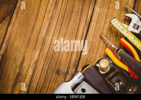 La disposizione piatta vettoriale mostra il nastro per chiavi e i cacciaviti sullo spazio di copia della grana del legno Foto Stock