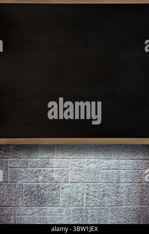 La lavagna dal design piatto viene mostrata su una parete a blocchi di pietra con struttura in legno Foto Stock