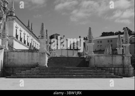 Scalini in pietra senza tempo conducono al Monastero di Alcoba, catturato in bianco e nero Foto Stock