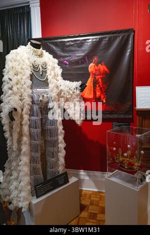 Genderbending Richard II è stato presentato in mostra allo Stratford-Perth Museum in una mostra relativa allo Stratford Theatre Festival. Foto Stock