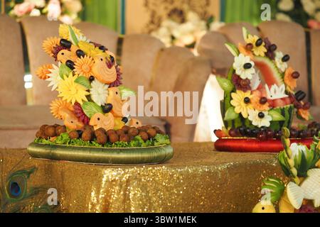 Colorate composizioni di frutta per una festa Foto Stock