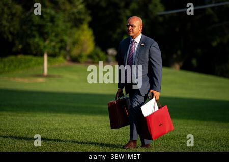 Washington, DC, USA. 15 luglio 2025. Walt Nauta, direttore delle operazioni degli uffici ovali della Casa Bianca, cammina dietro il presidente degli Stati Uniti Donald Trump, non nella foto, sul South Lawn della Casa Bianca dopo essere arrivato su Marine One a Washington, DC, USA, martedì 15 luglio, 2025. durante una visita in Pennsylvania, Trump ha accolto oltre 92 miliardi di dollari in investimenti in intelligenza artificiale e infrastrutture energetiche, evidenziando i suoi sforzi per rafforzare la competitività degli Stati Uniti nel campo dell’intelligenza artificiale. Credito: Al Drago/Pool tramite CNP/dpa/Alamy Live News Foto Stock