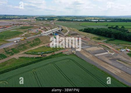 Lavori di costruzione del ponte sulla ferrovia HS2 presso il sito di North Calvert West Street, tra Bicester e Winslow, giugno 2025 Foto Stock