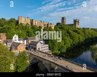 La gente cammina sul ponte Framwellgate con la cattedrale di Durham e il castello sullo sfondo, Inghilterra nord-orientale Foto Stock