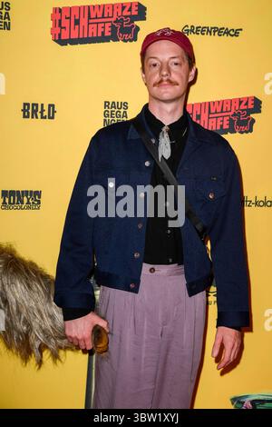 abb Merlin Sandmeyer Schauspieler zu Gast bei der Premiere des Films SchwarzeSchafe im Kino in der Kultur Brauerei am15.Juli 2025 a Berlino Germania *** abb Merlin Sandmeyer attore ospite alla prima del film SchwarzeSchafe al cinema Kultur Brauerei il 15 luglio 2025 a Berlino Berlino Germania Foto Stock