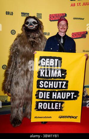 abb Merlin Sandmeyer Schauspieler zu Gast bei der Premiere des Films SchwarzeSchafe im Kino in der Kultur Brauerei am15.Juli 2025 a Berlino Germania *** abb Merlin Sandmeyer attore ospite alla prima del film SchwarzeSchafe al cinema Kultur Brauerei il 15 luglio 2025 a Berlino Berlino Germania Foto Stock