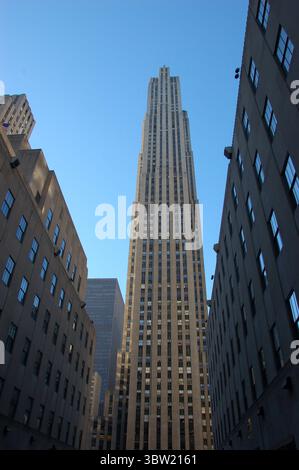 Il grattacielo Rockefeller Plaza del 30 sorge in stile Art Deco a Midtown Manhattan, New York City, fiancheggiato da edifici simmetrici per uffici sotto Clear B. Foto Stock
