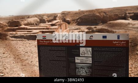 I visitatori si impegnano con l'esposizione informativa sul cimitero reale, situato vicino all'antica Ziggurat di Ur in Iraq. Foto Stock