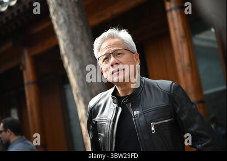 Pechino, Cina. 16 luglio 2025. Jensen Huang, CEO di Nvidia, parla ai giornalisti. Durante un viaggio in Cina, Huang tenne un discorso all'apertura della fiera della catena di approvvigionamento e incontrò i politici cinesi. Credito: Johannes Neudecker/dpa/Alamy Live News Foto Stock