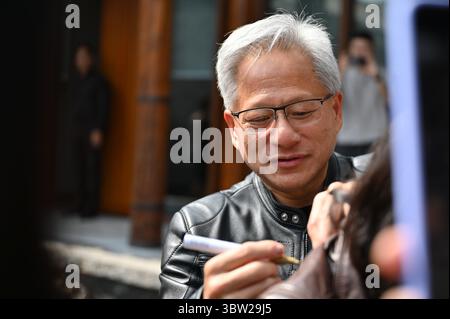 Pechino, Cina. 16 luglio 2025. Jensen Huang, CEO di Nvidia, firma un autografo. Durante un viaggio in Cina, Huang tenne un discorso all'apertura della fiera della catena di approvvigionamento e incontrò i politici cinesi. Credito: Johannes Neudecker/dpa/Alamy Live News Foto Stock